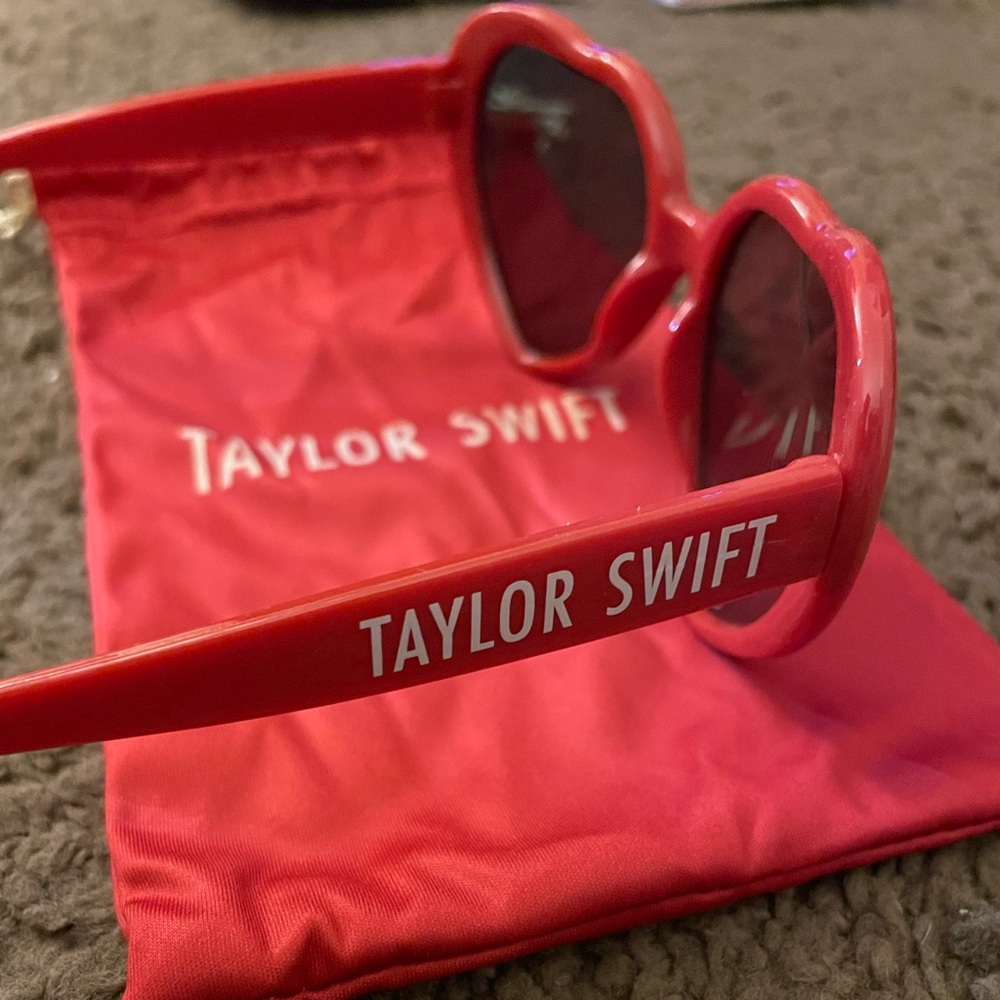 Taylor Swift heart sunglasses